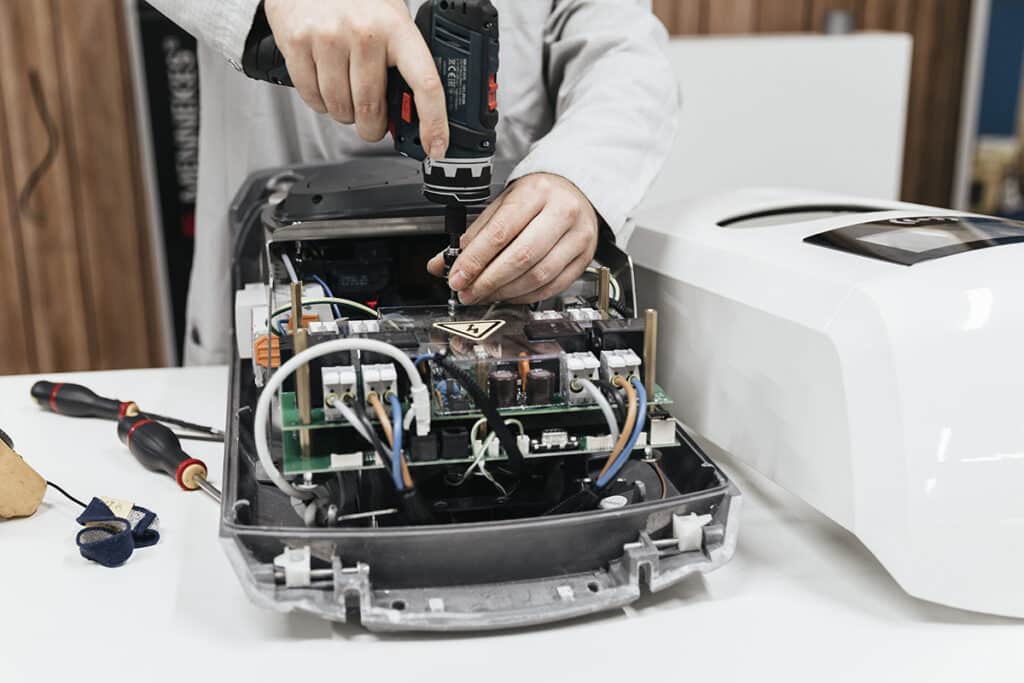 Rexel België en TVH lanceren duurzame reparatieservice voor omvormers en laadstations 1