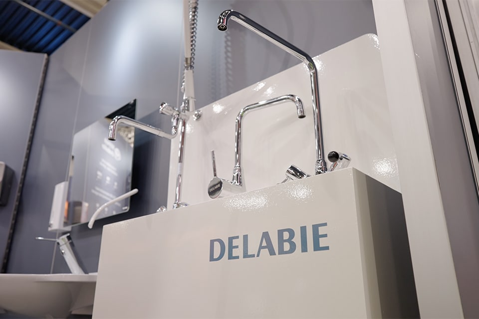 De juiste kraan voor elk gebouw: Delabie toont maatwerk op VSK 11