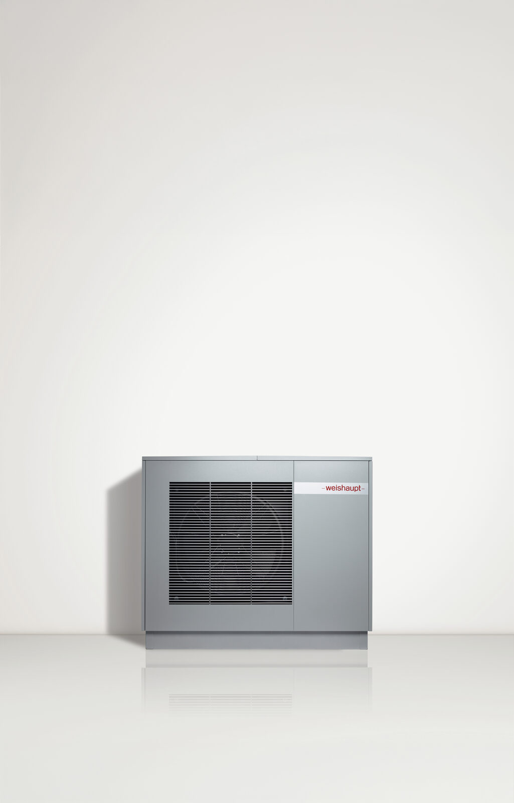 Onder meer deze lucht-waterwarmtepomp WWP LA 20/30-A R van Weishaupt is geschikt voor collectieve verwarmingssystemen.