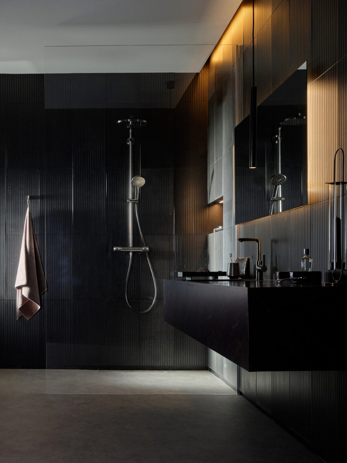 Verschillende afwerkingen maken het mogelijk om douche, kranen en accessoires visueel op elkaar af te stemmen.