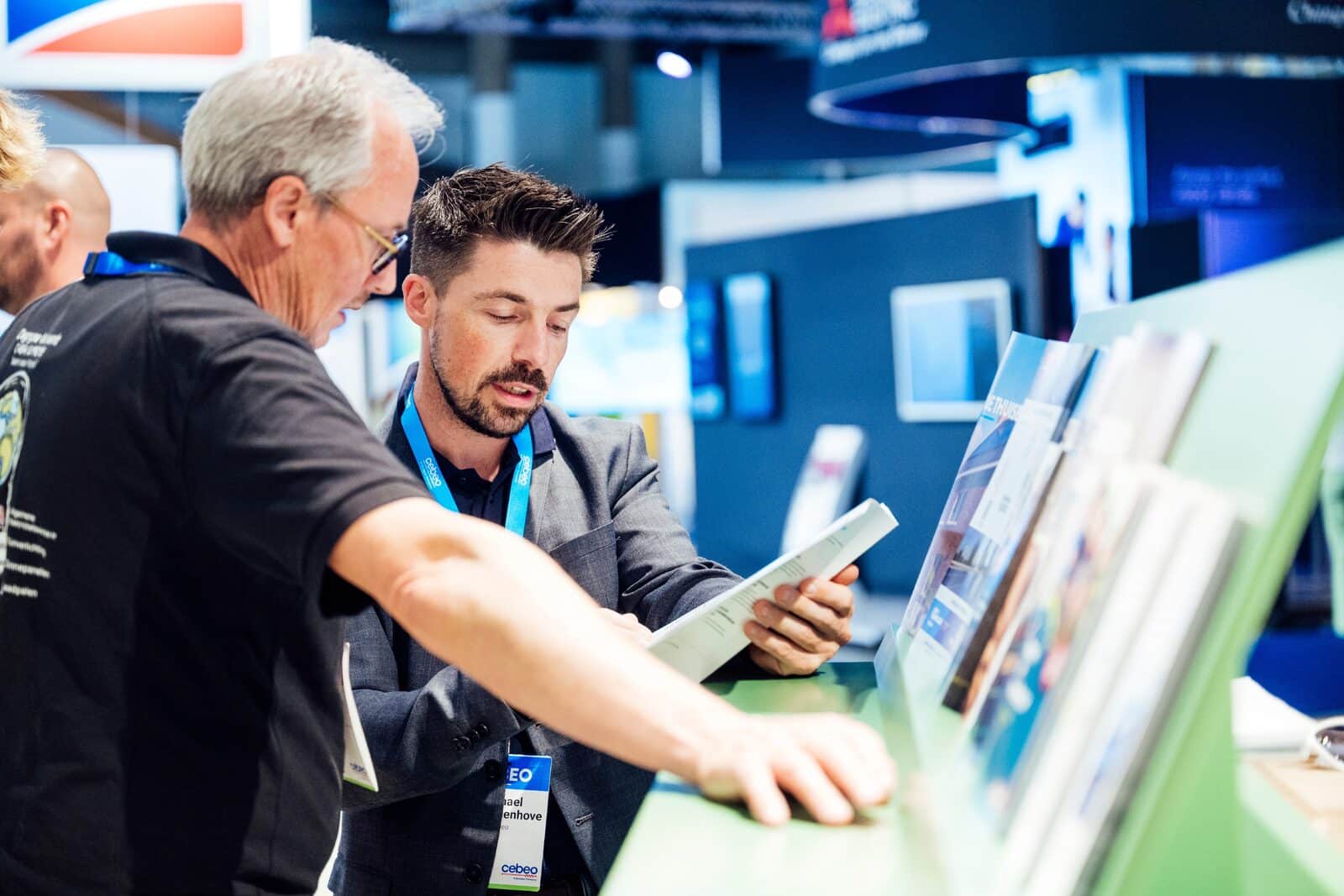 Michaël Van Audenhove (r.) en zijn collega’s zullen installateurs op Install Day bijspijkeren over de opleidingen en producten die Cebeo aanbiedt. (Beeld: Thomas Geuens)